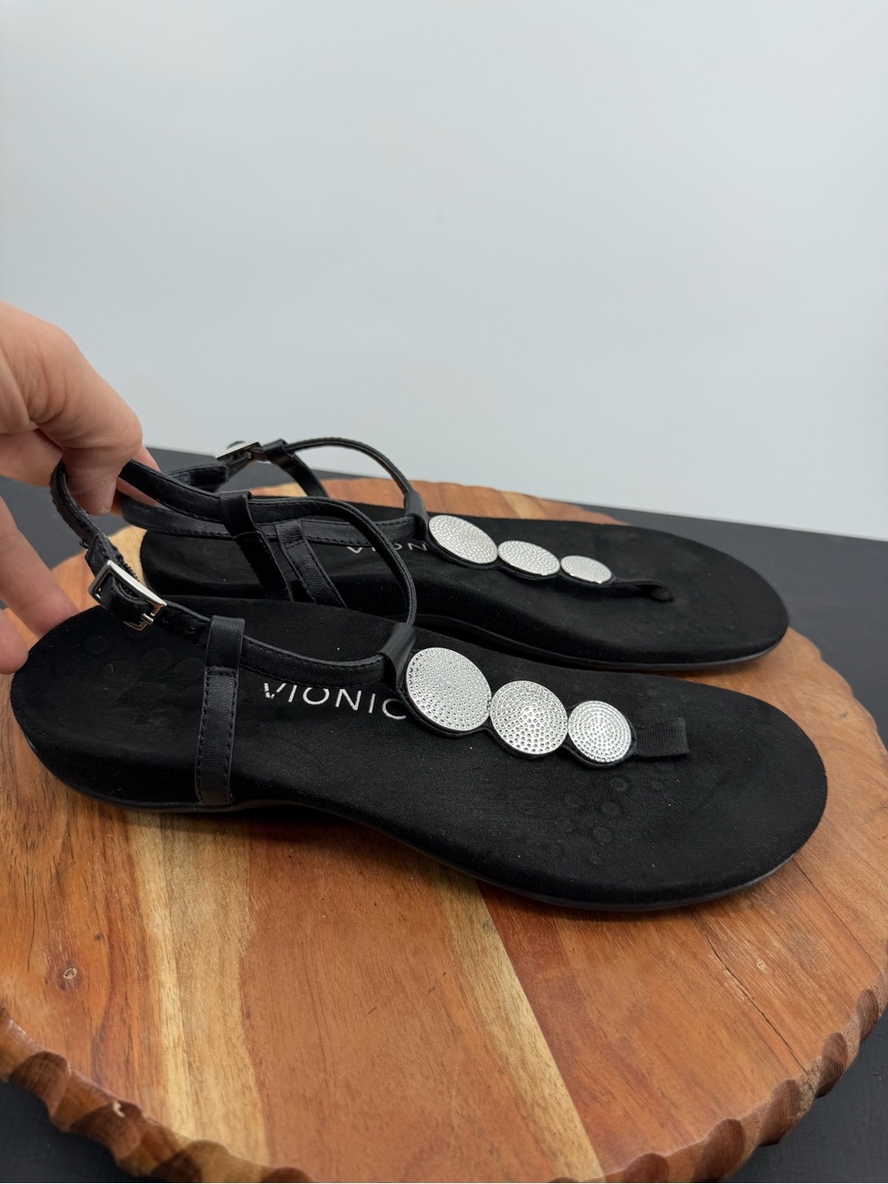 Vionic‎ Lizbeth Women's T-strap Orthotic Sandals hammered metal accents sz 8.5
